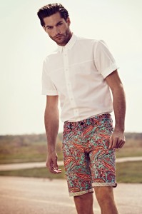 Mode im digitalen Zeitalter - Der Mann trägt futuristische Bilder