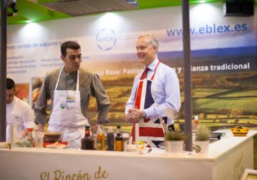 1429190955_El_Embajador_Brit_nico_en_Espa_a_Simon_Manley_cocinando_en_el_stand