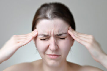 Young woman having headache – El Digital de Asturias A young woman holding her painful head