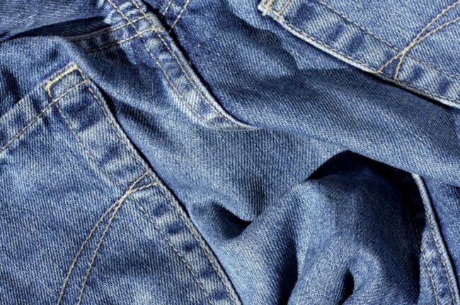 El regreso del denim crudo al armario masculino