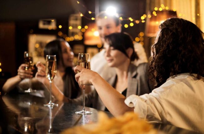 Por qué algunos bares siempre parecen llenos