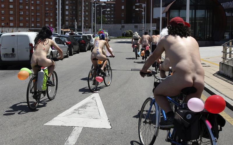 Ciclistas Desnudos Reclaman En Gij N Seguridad Para Usuarios De Bicicletas El Digital De Asturias