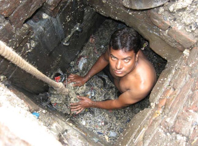 limpiar alcantarillas en India