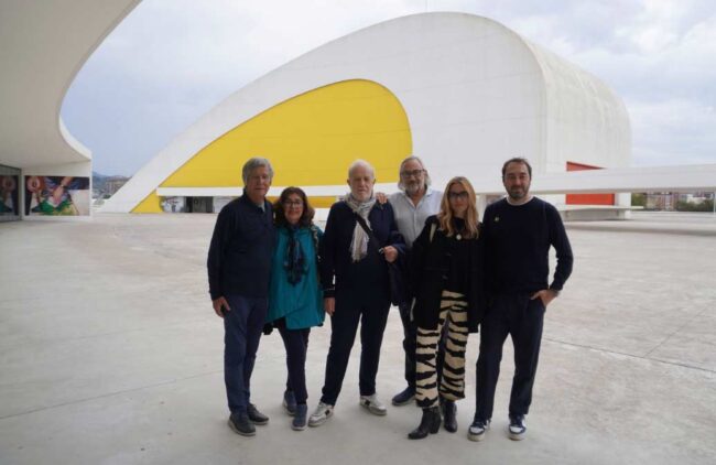 Escritores visitan el Centro Niemeyer en Avilés