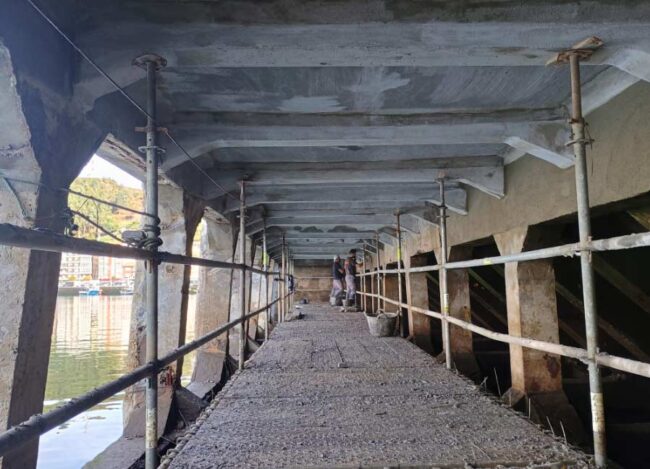 Obras de reparación en el muelle de Ribadesella