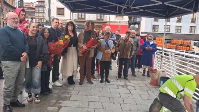 Llanes homenajea a tres deportados con piedras stolpersteine