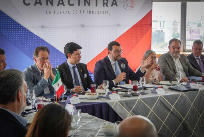 Barbón busca alianzas industriales con México